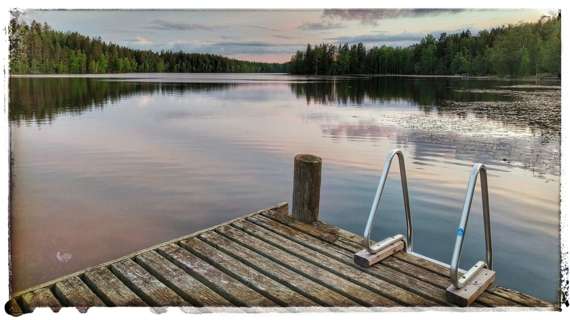 Kesäinen ilta Onkijärvellä, laituri ja tyyni vesi