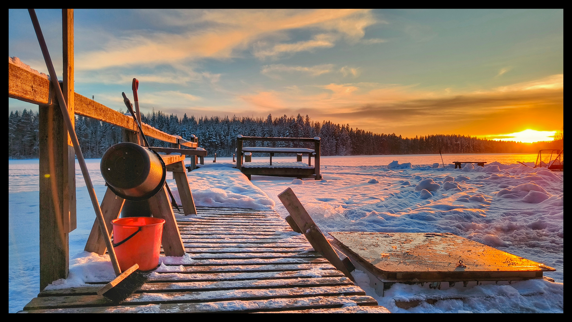 Talvinen auringonlasku jäätyneen Onkijärven yllä